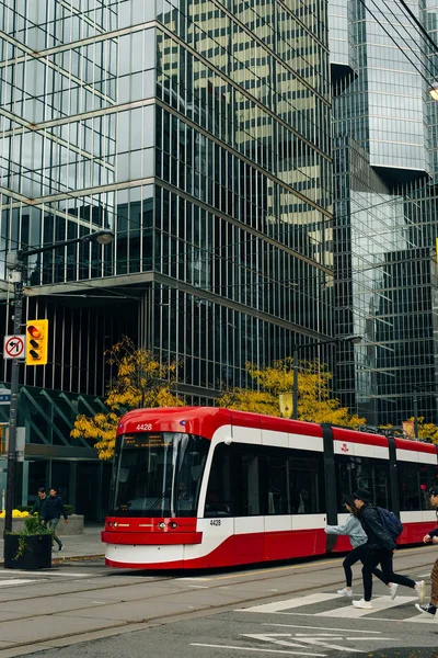 Toronto, kanada - November 2019 eine neue bombardier-made ttc Straßenbahn auf der King Street in toronto. Öffentlicher Nahverkehr — Stockfoto