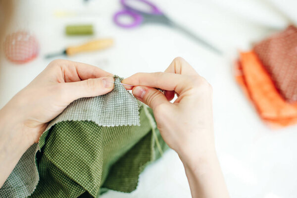 Канализация зашивает дыру в штанах в студии
