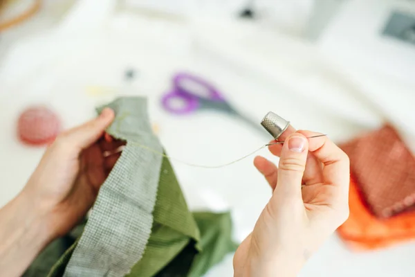 Fogna cuce il buco nei pantaloni in studio — Foto Stock