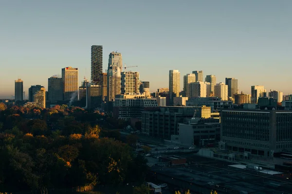 Luchtfoto van de moderne skyline van de stad tijdens een ochtend, toronto, canada — Stockfoto