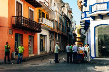 Cartagena de Indias, Kolombiya - Ocak 2019: Renkli binalar ve sokak yemekleri.