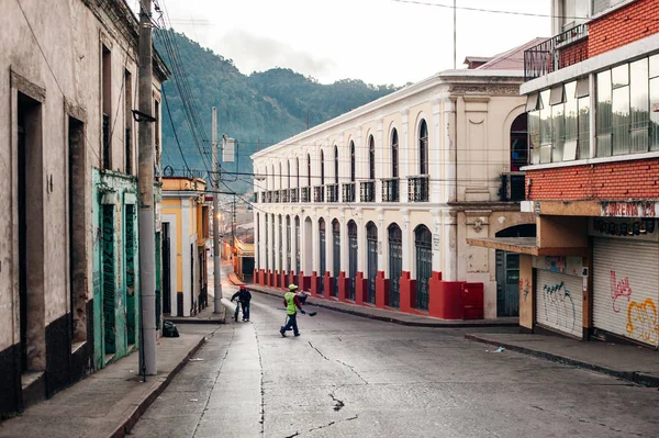 Quezaltenango Xela Guatemala - June 2018 empty streets at dawn — Stock Photo, Image