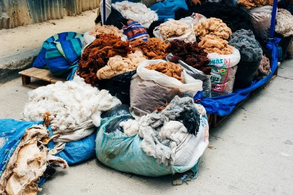 Bolivia - 2018 kleurrijke lamas wol in zakken op de markt — Stockfoto