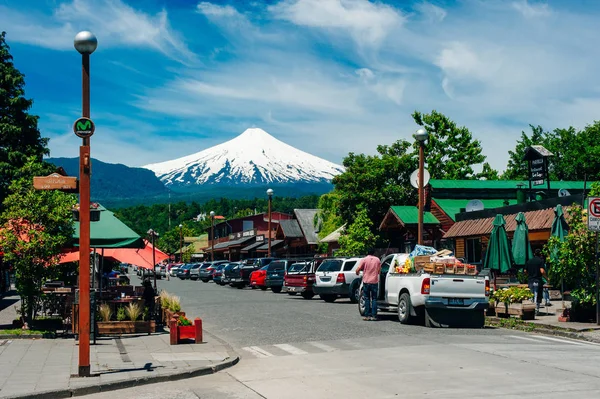 Villarrica, one of Chile 's most active volcanoes, seen from Pucon . — стоковое фото