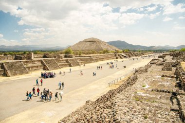 Teotihuacan, Meksika - Haziran 2018 hediyelik eşya satıcısı piramidin yanında oturuyor.