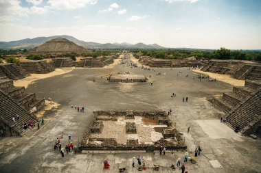 Teotihuacan, Meksika - Haziran 2018 hediyelik eşya satıcısı piramidin yanında oturuyor.