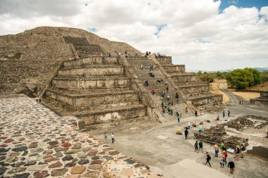 Teotihuacan, Meksika - Haziran 2018 hediyelik eşya satıcısı piramidin yanında oturuyor.