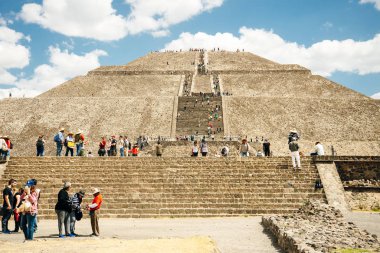 Teotihuacan, Meksika - Haziran 2018. Aztek harabeleri Mexico City yakınlarında. Resim Piramit 'i gösteriyor. turistler
