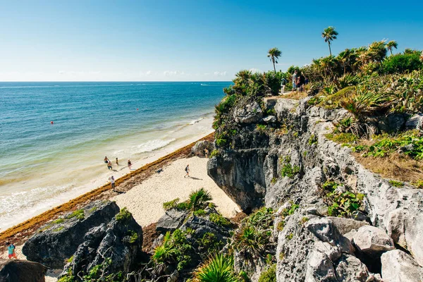 El Castillo, the central piece of the ancient Mayan ruins at Tulum, Mexico. — Stock Photo, Image