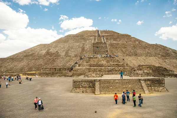 Vue depuis le sommet de la pyramide lunaire. La Pyramide du Soleil et l'Avenue des Morts sont visibles au loin . Photos De Stock Libres De Droits