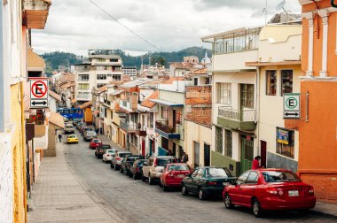 Ekvador, Cuenca - Aralık, 2018 Latin Amerika 'daki fatihlerin şehri, sokaklar