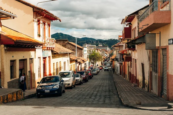 Ecuador, Cuenca - december, 2018 Gamla staden conquistadors i Latinamerika, gator — Stockfoto
