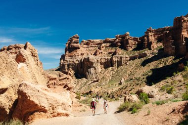 Charyn Kanyonu, Almaty Bölgesi, Kazakistan 'da kayadaki turist - Mayıs 2018.