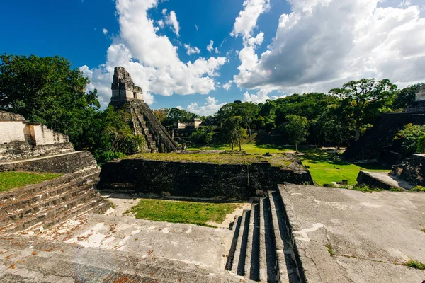 TIKAL, GUATEMALA Pirâmides localizadas no departamento de El Peten, Parque Nacional do Tikal . — Fotografia de Stock
