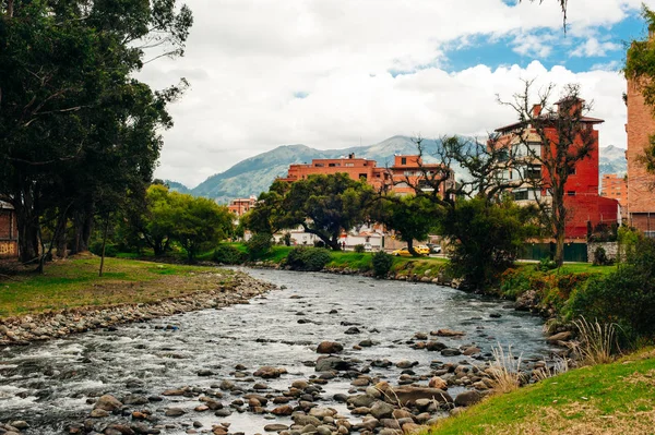 Cuenca, Ecuador - 2019. február Kilátás a Tomebamba folyóra és a nyilvános parkra — Stock Fotó