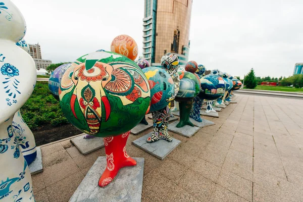 Astana, Kazachstan - lipiec 2019 Miasto w centrum z plastikowymi figurami — Zdjęcie stockowe