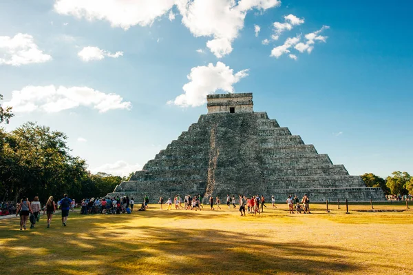 メキシコのエル・カスティロと呼ばれる印象的なチチェン・イッツァ・マヤのピラミッド — ストック写真