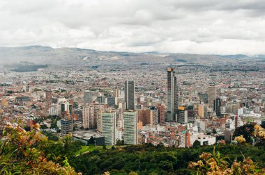 Bogota, Kolombiya şehir merkezindeki binaların manzarası.