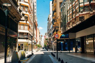 Buenos Aires Arjantin Kasım 2018: Ünlü Avrupa tarihi yapısına sahip tipik sokak sahnesi