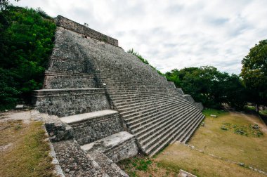 Uxmal, Meksika 'da yeşil bahçeli kadim Maya duvarı