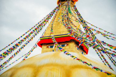 Boudhanath, Katmandu, Nepal - Ekim 2019 Boudhanath Stupa, Tibet 'in en büyük küresel stupa tapınaklarından biri.
