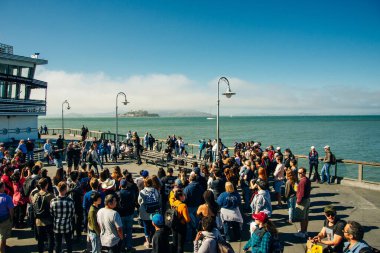 San Francisco - Şubat 05: Balıkçının Rıhtımındaki İskele 43 Feribot Kemeri boyunca gezinti 