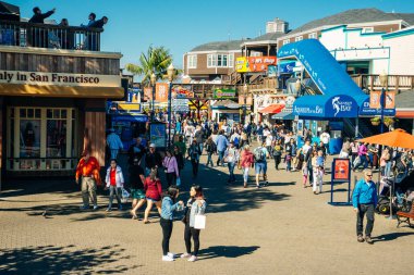 San Francisco - Şubat 05: Balıkçının Rıhtımındaki İskele 43 Feribot Kemeri boyunca gezinti 