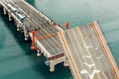 Busan Metropolitan Şehri, Busan, Kore - Ekim 2019 Yeongdodaegyo Köprüsü gemilerin geçmesi için yıkıldı