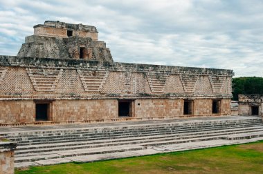 Uxmal, Meksika 'da yeşil bahçeli kadim Maya duvarı
