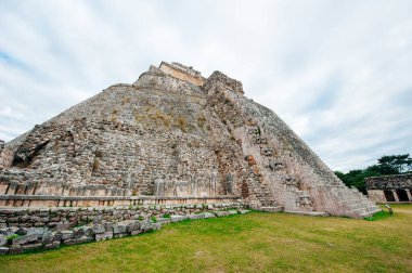 Uxmal, Meksika 'da yeşil bahçeli kadim Maya duvarı