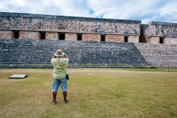 Parede maia antiga com arcos com jardim verde em torno de Uxmal, México — Fotografia de Stock