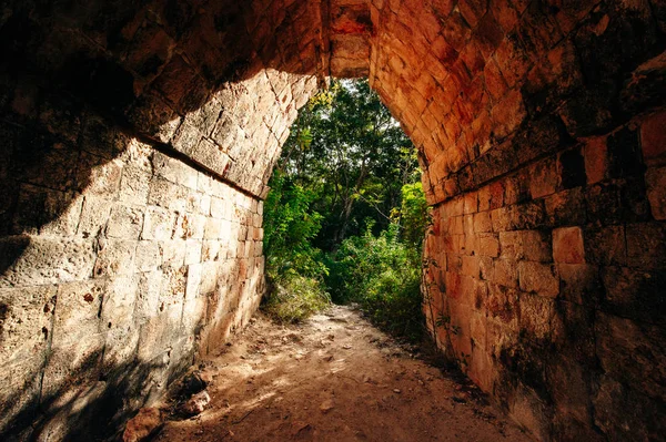 Uxmal, Meksika 'da yeşil bahçeli kadim Maya duvarı