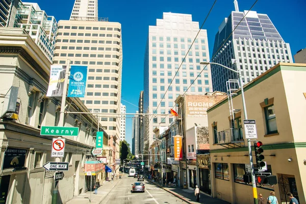 San Francisco, Ca - Temmuz 2018 - San Francisco caddesinde kablolu araba — Stok fotoğraf