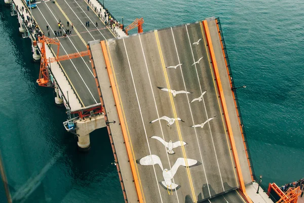 Busan Metropolitan City, Busan, Korea - oktober 2019 Yeongdodaegyo Bridge rasied for ships to pass — Stockfoto