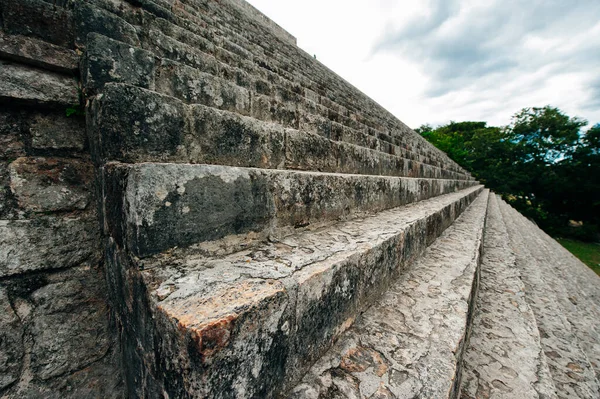 Oude Maya muur met bogen met groene tuin in Uxmal, Mexico — Stockfoto