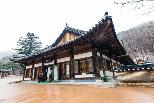 Templo budista Sinheungsa en el Parque Nacional Seoraksan, Seoraksan, Corea del Sur — Foto de Stock