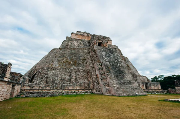 メキシコのウクシュマルに緑の庭のアーチを持つ古代のマヤの壁 — ストック写真