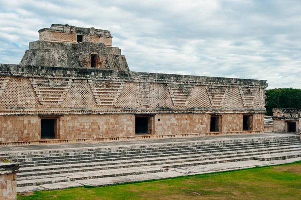 Uxmal, Meksika 'da yeşil bahçeli kadim Maya duvarı