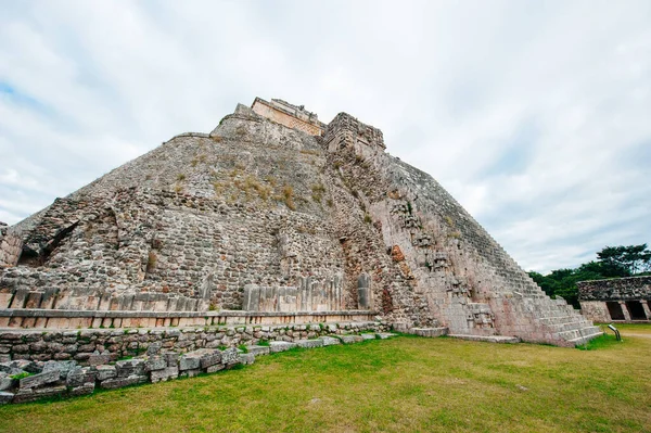 メキシコのウクシュマルに緑の庭のアーチを持つ古代のマヤの壁 — ストック写真