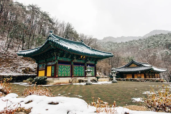 Sinheungsa Tempio buddista nel Parco Nazionale di Seoraksan, Seoraksan, Corea del Sud — Foto Stock