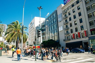 San Francisco, Ca - Temmuz 2018 - Tipik bir San Francisco caddesi. insanlar