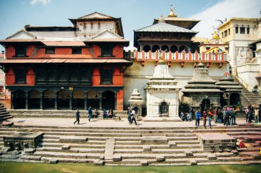 Katmandu, Nepal - Mart 2019 Hindu cesedi Pashupatinath tapınağında yaktı.