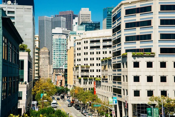 San Francisco, CA - JULIO 2018 - Una calle típica de San Francisco. gente — Foto de Stock