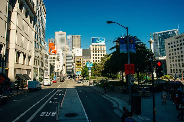 San Francisco, CA - JULIO 2018 - Una calle típica de San Francisco. gente —  Fotos de Stock