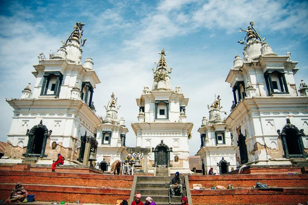 Kathmandu, Nepál - 2019. március A hindu égő holttest Pashupatinath templomban. — Stock Fotó