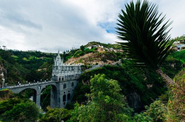 Dünyadaki en güzel kiliseler. Kolombiya 'da Ekvador sınırına yakın bir yerde Las Lajas Sığınağı inşa edildi.