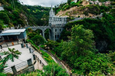 Dünyadaki en güzel kiliseler. Kolombiya 'da Ekvador sınırına yakın bir yerde Las Lajas Sığınağı inşa edildi.