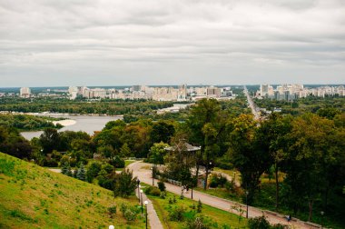 Kyiv, Ukrayna - Ekim 2019 Kyiv 'deki Volodymyrska Tepesinden Dinyeper Nehri manzarası