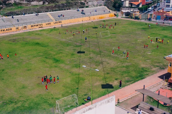 LA PAZ, BOLÍVIA Março 2019 Um campo de futebol em frente aos arranha-céus em La Paz — Fotografia de Stock