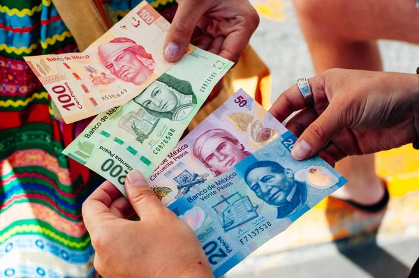 Manos contando dinero mexicano. Cancún, México - junio, 2019 —  Fotos de Stock